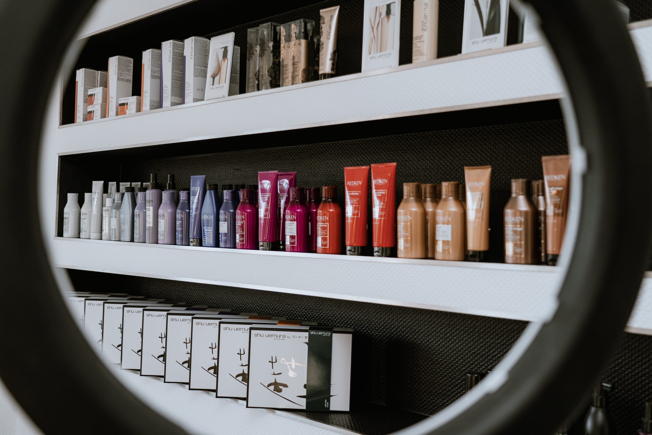 Pflegeprodukte im Regal im Ayhan Haare & Gesicht in Blieskastel