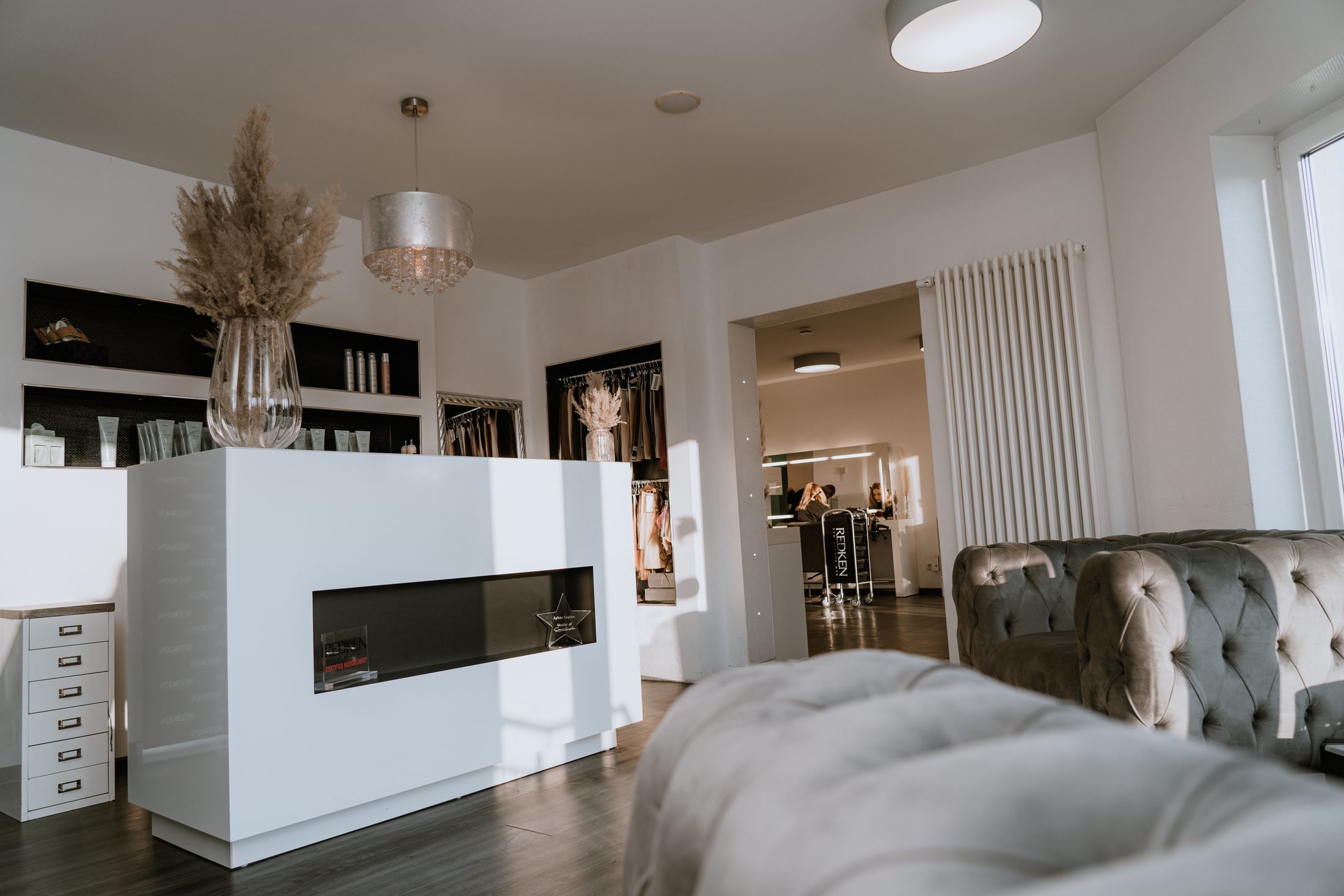 Moderner Friseursalon Ayhan Haare & Gesicht in Blieskastel – heller Empfangsbereich mit Pampasgras-Dekoration